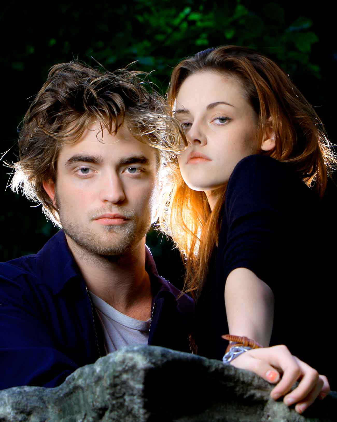 Robert Pattinson (Edward Cullen) y Kristen Stewart (Bella Swan) en una imagen promocional de Luna nueva. Crédito: Getty Images.