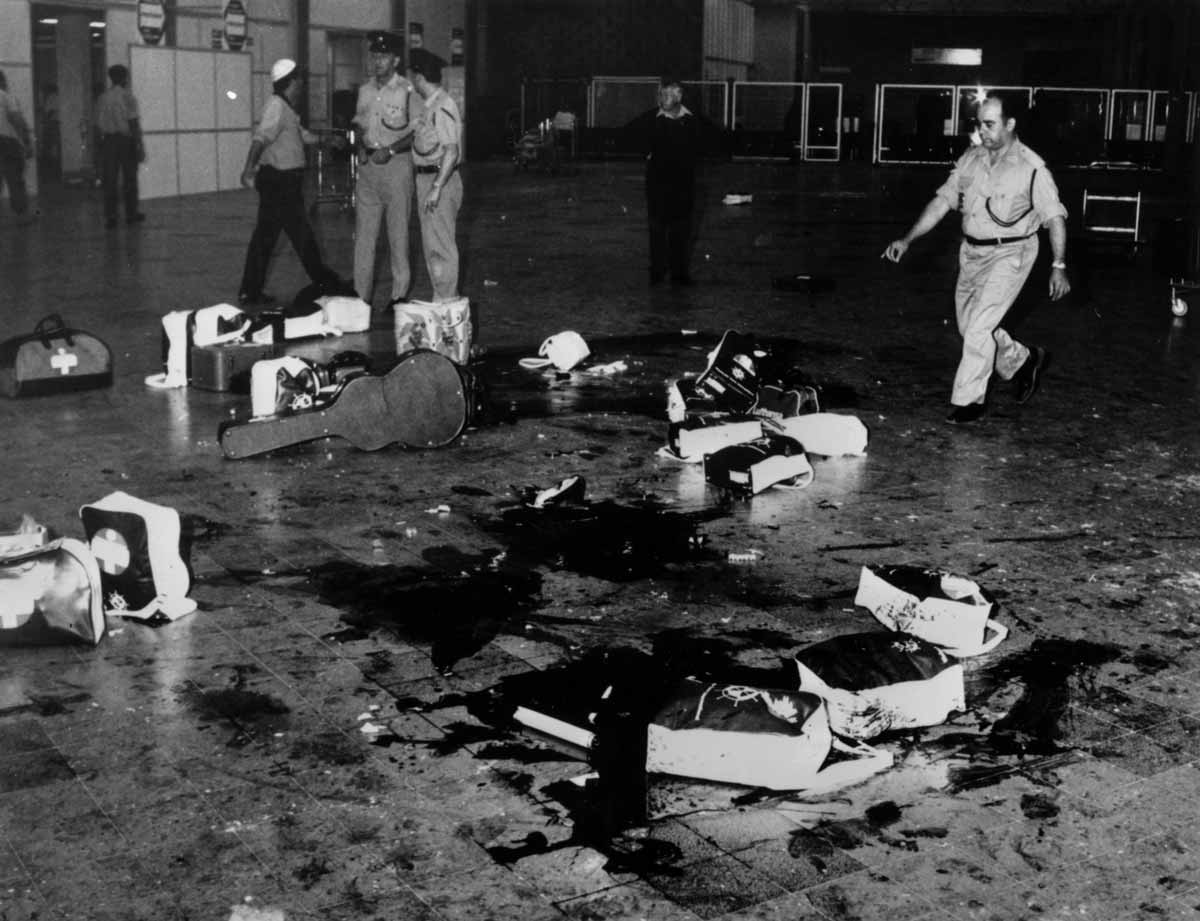 30 de mayo de 1972. Aeropuerto de Lydda, en Tel Aviv. Sangre y equipaje esparcido por el suelo de la terminal, en una imagen tomada instantes despu&eacute;s del atentado del Ej&eacute;rcito Rojo Japon&eacute;s que acab&oacute; con la vida de 26 personas. Cr&eacute;dito: Getty Images. 