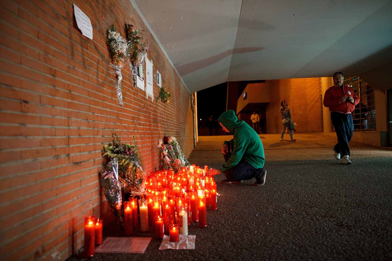 Altar espont&aacute;neo en la estaci&oacute;n de El Pozo el 11 de marzo de 2014. Cr&eacute;dito: Getty Images.