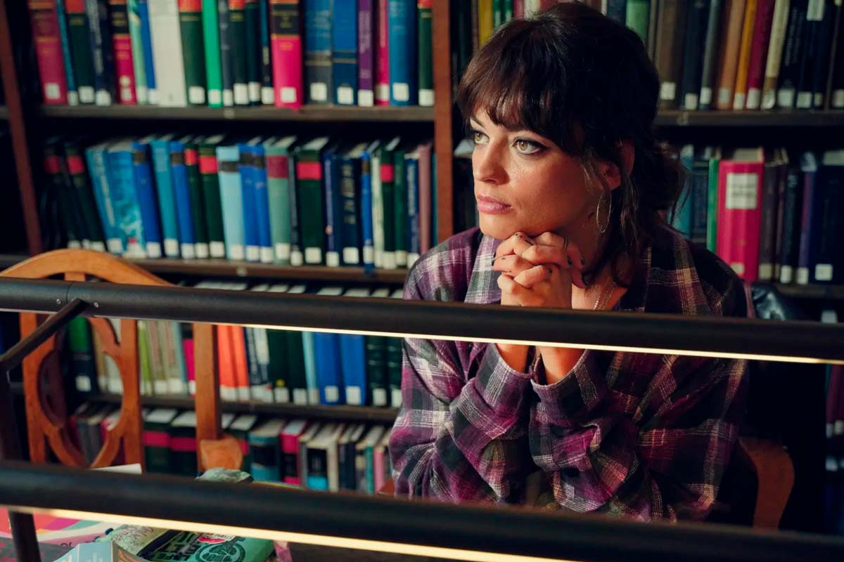 Maeve Wiley en la biblioteca. Crédito: Netflix.